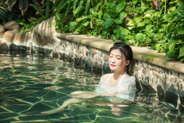 Jiao Yi's eyes flashed a trace of disappointment and silence. Although he knew from Xiangdong Su that Master had taken Sirs Jenny to Yunmeng Wonderland, he was not sure whether Jiao Yi could really condense Yuan Ying into a master of Du Jie.